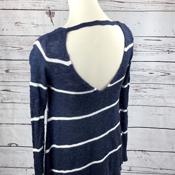 CHARLOTTE Russe Oversized V-Neck Sweater - Picture 3 of 3